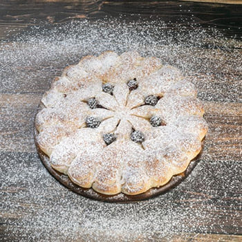 Осетинский пирог с ежевикой