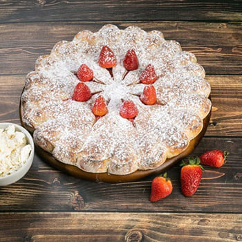 Осетинский пирог с клубникой и творогом