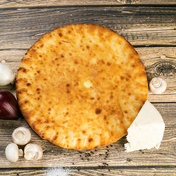 Осетинский пирог с форелью и сыром и луком