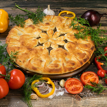 Осетинский пирог с сыром помидорами и перцем