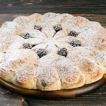 Осетинский пирог с творогом и ежевикой