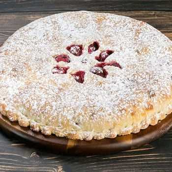 Осетинский пирог с вишней и творогом